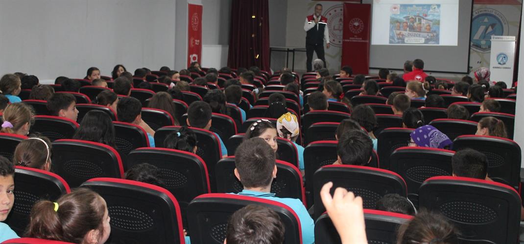 ÖĞRENCİLERE SAĞLIKLI GIDA VE SÜRDÜRÜLEBİLİR BALIKÇILIK KONULARINDA BİLGİLENDİRME YAPILDI